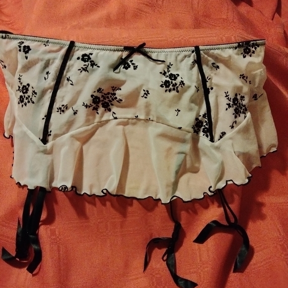 Intimate Set - Picture 2 of 5